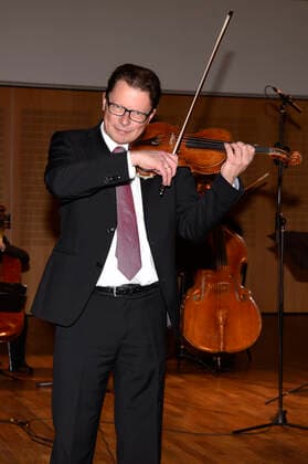 Winfried Grabe bei den Streaming-Aufzeichnungen zum Silvesterkonzert vom Ensemble Haar im Bürgersaal. Haar, 29.12.2020