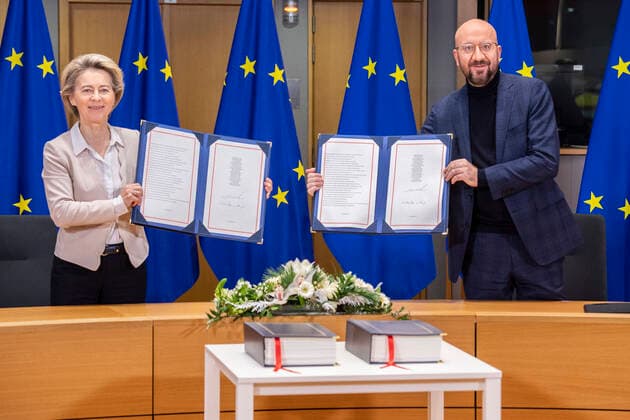 Bilder des Jahres 2020, News 12 Dezember News Themen der Woche KW53 News Bilder des Tages (201230) -- BRUSSELS, Dec. 30, 2020 -- European Council President Charles Michel (R) and European Commission President Ursula von der Leyen attend a signing ceremony in Brussels, Belgium, Dec. 30, 2020. European Council President Charles Michel and European Commission President Ursula von der Leyen signed the post-Brexit trade deal with Britain on Wednesday on behalf of the . ( Handout via Xinhua) BELGIUM-BRUSSELS-EU-UK-TRADE DEAL-SIGNING EuropeanxUnion 