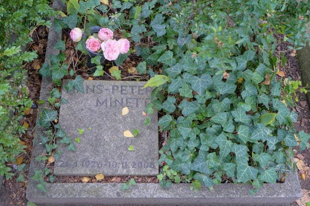 93 Grab von Hans-Peter Minetti (Schauspieler), Friedhof der Dorotheenstaedtischen und Friedrichswerderschen Gemeinden , Chausseestrasse 126, Berlin, 12.10.2020 Berlin Deutschland, germany *** 93 Grave of Hans Peter Minetti Actor , Cemetery of the Dorotheenstaedtische and Friedrichswerdersche Parishes , Chausseestrasse 126, Berlin, 12 10 2020 Berlin Germany, germany Copyright: xPOP-EYE ChristianxBehringx POP-EYE_15006174