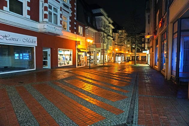 Kaum Leben auf den Straßen im Lockdown Abendlicher Straßenverkehr im Alltag mit leeren Straßen zum Jahreswechsel 2020 während des Lockdowns Essen Nordrhein-Westfalen Deutschland Steele