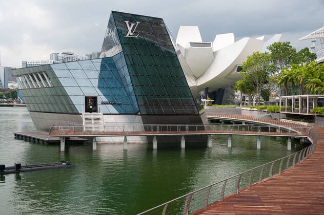 02.04.2020, Singapur, Republik Singapur, Asien - Uferpromenade in Marina Bay mit den modernen Louis Vuitton Island Maison Crystal Pavilions und dem ArtScience Museum im Hintergrund, waehrend der anhaltenden Corona-Pandemie. Beide Bauwerke wurden vom Architekturbuero Safdie Architekten entworfen. *** 02 04 2020, Singapore, Republic of Singapore, Asia waterfront in Marina Bay with the modern Louis Vuitton Island Maison Crystal Pavilions and the ArtScience Museum in the background, during the ongoing Corona Pandemic Both structures were designed by architectural firm Safdie Architects