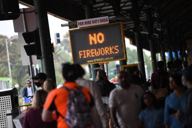 Bilder des Jahres 2020, News 12 Dezember News Themen der Woche KW53 News Bilder des Tages VIC COVID19 NYE 2020, General view of signage titled No Fireworks is seen in Melbourne, Thursday, December 31, 2020. Residents of Melbourne have been directed to stay outside of the CBD unless they have a restaurant booking as the state of Victoria recorded five new cases of coronavirus today. ( NO ARCHIVING, EDITORIAL USE ONLY, NO USE IN BOOKS WITHOUT CONSENT MELBOURNE VIC AUSTRALIA  Copyright: xJAMESxROSSx 20201231001511232432