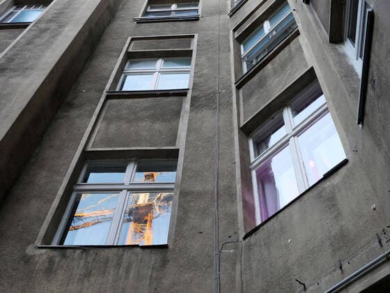 19.12.2020, Berlin - Deutschland. Die letzten ursprünglichen Fassaden werden saniert, ein Kran spiegelt sich im Fenster. *** 19 12 2020, Berlin Germany The last original facades are being renovated, a crane is reflected in the window