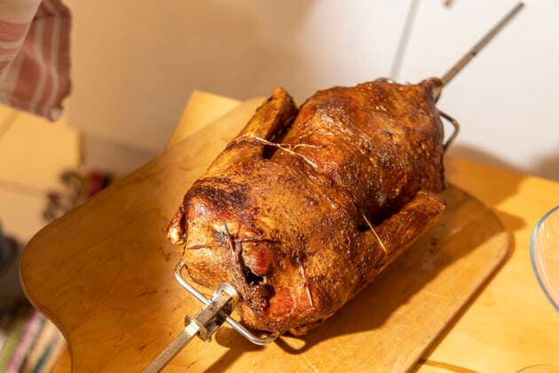 Weihnachtsgans vom Grill. Nach dem Grillen wird die Gans fachmännisch tranchiert. DEU, Deutschland, Baden-Württemberg, Münsingen, 25.12.2020 *** Grilled Christmas goose After grilling, the goose is expertly carved DEU, Germany, Baden Württemberg, Münsingen, 25 12 2020