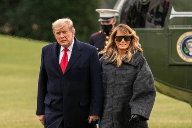 News Themen der Woche KW53 News Bilder des Tages December 31, 2020, Washington, District of Columbia, USA: United States President Donald J. Trump and first lady Melania Trump walk on the South Lawn of the White House in Washington, DC after returning aboard Marine One, Thursday, December 31, 2020. They cut short their Florida vacation to return to the Capital Washington USA - ZUMAs152 20201231_zaa_s152_010 Copyright: xKenxCedenox-xPoolxViaxCnpx