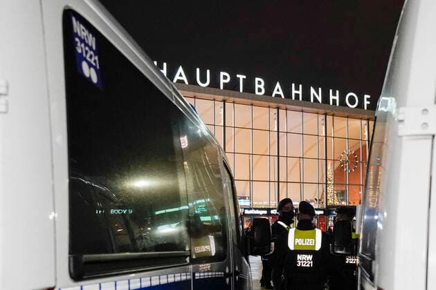 Kontrollgang des NRW Innenminister Herbert Reul mit dem Ordnungsamt und der Polizei Koeln in der Silvesternacht Aktuell, Koeln, 01.01.2021, Symbolbild Polizisten vor Polizeiwagen in der Silvesternacht und Neujahr auf einem Einsatz am Bahnhofsvorplatz in Koeln wegen dem Besuch von NRW Innenminister. Hier soll die Einhaltung der Corona Verordnung und Maskenpflicht kontrolliert werden. Koeln Nordrhein-Westfalen Deutschland