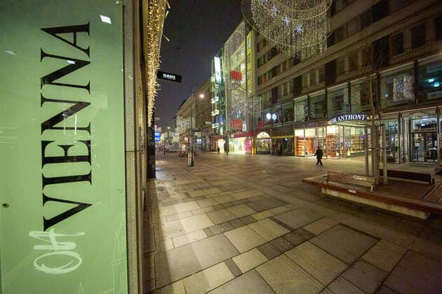 - Wien 31.12.2020 - Coronavirus Krise - Heute Donnerstag den 31 Dezember findet Silvester im dritten österreicheweiten Lockdown statt. In der Wiener Innenstadt war vom traditionellen Trubel am Silvesterpfad nichts zu sehen. Nur kurz vor Mitternacht kamen die Menschen auf den Stephansplatz um die Glocke des Stephansdoms, die Pummerin , zu hören. PHOTO: Wenige Menschen in der Kärntnerstrasse an Silvesteraben. Vienna, Austria - Corona virus crisis - Coronavirus crisis - Today, Thursday, December 31, New Year s Eve takes place in the third Austria-wide lockdown. In the center of Vienna there was nothing to be seen of the traditional hustle and bustle on the New Year s Eve Trail. Just before midnight, people came to Stephansplatz to hear 