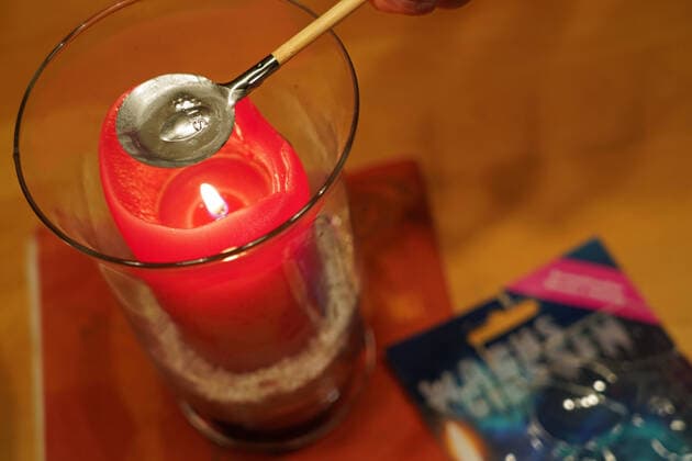 Wachsgießen über einer Kerze am Silvesterabend 2020. *** Wax pouring over a candle on New Years Eve 2020