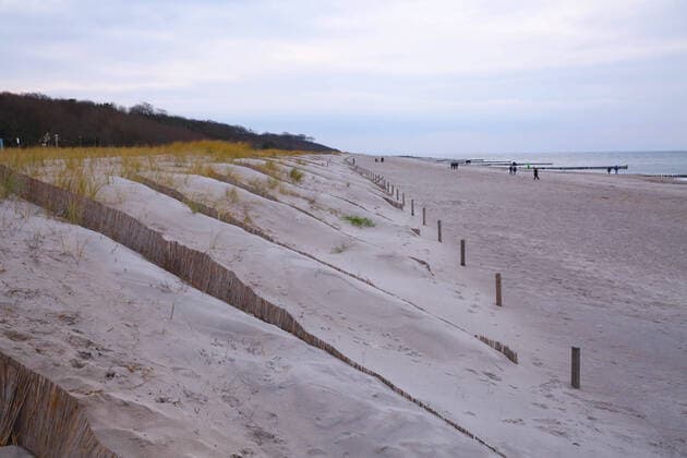 Blick am Donnerstag (31.12.2020) im Ostseeheilbad Graal – Müritz (Landkreis Rostock) auf den örtlichen Strand. Im Nordosten sind die Menschen in diesem Jahr erstmalig zum Jahreswechsel unter sich. Denn infolge der Maßnahmen zum Schutz vor dem Coronavirus dürfen gegenwärtig keine Touristen zum Jahreswechsel in das Land Mecklenburg Vorpommern einreisen. Daraufhin sind die Strandabschnitte vor dem Übergang zum neuen Jahr nicht so voll wie in den Jahren zuvor.