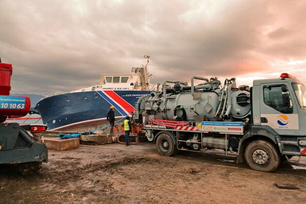 Tempete Bella : Pompage du fuel environs 45 tonnes contenues dans les trois reservoirs du navire des phares et balises Iles Sanguinaires qui c est echoue dans le golfe d Ajaccio le 28 decembre 2020. Tempete Bella : Pumping of fuel oil of about 45 tons contained in the three tanks of the lighthouses and beacons ship Iles Sanguinaires which ran aground in the Gulf of Ajaccio on December 28th, 2020. NEWS : Degats suite a la Tempete Bella - Ajaccio - 31 12 2020 