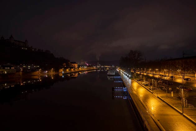 Wuerzburg, Stadtmitte, 01.01.2021, Silvester waehrend der Corona-Pandemie Bild: Durch eine Ausgangssperre und dem damit verbundenen Boellerverbot auf oeffentlichen Plaetzen, sind nur vereinzelnt Feuerwerke am Himmel zu sehen Copyright: HMBxMedia JulienxBecker