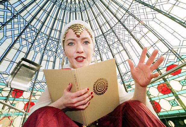 31.03.1999, Deutschland, Sachsen, Dresden, auf dem Foto die Schauspielerin Josephine Hoppe als Märchenerzählerin, 1001 Märchen und Geschichten, in der Kuppel der Yenidse Dresden, Weißeritzstr. 3, 01067 Dresden, Märchenkuppel