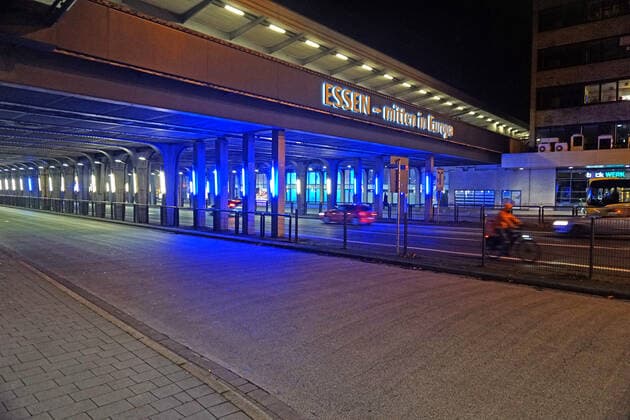 Kaum Leben auf den Straßen im Lockdown Abend am Neujahrtstag 2021 mit leeren Straßen nach dem Jahreswechsel während des Lockdowns Essen Nordrhein-Westfalen Deutschland Innenstadt