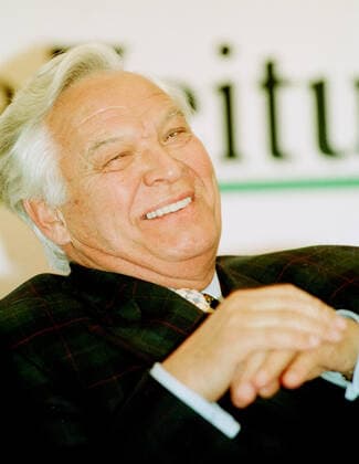 16.11.1998, Deutschland, Sachsen, Dresden, Kammersänger, Opernsänger Theo Adam im Verlagsgebäude der Sächsischen Zeitung auf der Ostraallee fotografiert *** 16 11 1998, Germany, Saxony, Dresden, Kammersänger, opera singer Theo Adam photographed in the publishing house of the Sächsische Zeitung on Ostraallee
