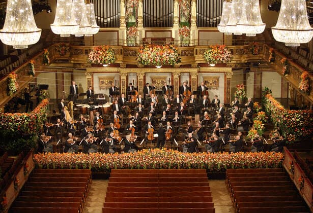 Bilder des Jahres 2021, Entertainment 01 Januar News Themen der Woche KW53 Entertainment Bilder des Tages (210102) -- VIENNA, Jan. 2, 2021 -- The Vienna Philharmonic under the baton of Italian conductor Riccardo Muti perform during the 2021 Vienna Philharmonic New Year s Concert in Vienna, Austria, on Jan. 1, 2021. The New Year s Concert by Vienna Philharmonic took place in front of empty ranks in the Golden Hall of the Musikverein in Vienna, the first time in its 81-year history since the event started in 1939. (Photo by Xinhua) AUSTRIA-VIENNA-CONCERT-NEW YEAR DieterxNagl 