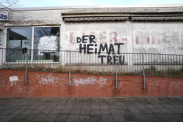 Brandenburg GER, Deutschland, 20210101, Graffiti an einer hauswand, DER HEIMAT TREU