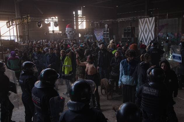 Bilder des Jahres 2021, News 01 Januar News Themen der Woche KW53 News Bilder des Tages Several Mossos d esquadra, in front of several of the participants in the rave that was held from New Year s Eve in Llinars del Valles, Barcelona (Spain), on January 2, 2021. The Mossos d Esquadra and Local Police have begun this Saturday the eviction of the rave that was being held since New Year s Eve in an abandoned warehouse in Llinars del Valles (Barcelona) and involving at least 150 attendees. 2 JANUARY 221;CORONAVIRUS;BARCELONA;CATALONIA;SOCIETY;FIESTA;LLINARS DEL VALLÃˆS;CATALUNYA;RAVE;EVICTION;MOSSOS D ESQUADRA Lorena Sopena 01 02 2021 LLINARS DEL VALLÃˆS (BARCELONA, C LLINARS DEL VALLÃˆS (BARCELONA, C Spain Copyright: xLorenaxSopenax 3500715