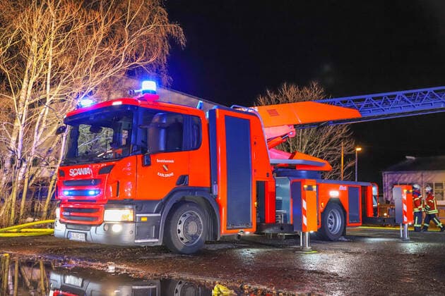 Aufwendiger Brand in Karlsruher Nordstadt: Wohnwagen und mehrere Überseecontainer gehen in Flammen auf Ein stundenlanger Einsatz der Feuerwehr war die Folge eines Brandes am Samstagabend in der Karlsruher Nordstadt. Ein Wohnwagen und mehrere Überseecontainer gingen in Flammen auf. Karlsruhe Karlsruhe Baden-Württemberg Deutschland *** Elaborate fire in Karlsruhe Nordstadt Caravan and several overseas containers go up in flames An hours-long fire brigade operation was the result of a fire on Saturday evening in Karlsruhe Nordstadt A caravan and several overseas containers went up in flames Karlsruhe Karlsruhe Baden Württemberg Germany Copyright: xEinsatz-Report24x xFabianxGeierx