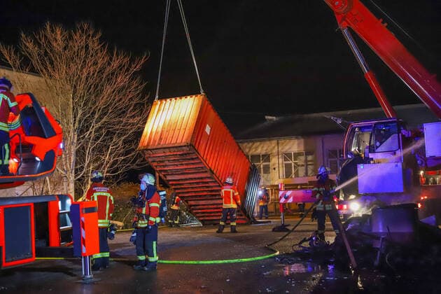 Aufwendiger Brand in Karlsruher Nordstadt: Wohnwagen und mehrere Überseecontainer gehen in Flammen auf Ein stundenlanger Einsatz der Feuerwehr war die Folge eines Brandes am Samstagabend in der Karlsruher Nordstadt. Ein Wohnwagen und mehrere Überseecontainer gingen in Flammen auf. Karlsruhe Karlsruhe Baden-Württemberg Deutschland *** Elaborate fire in Karlsruhe Nordstadt Caravan and several overseas containers go up in flames An hours-long fire brigade operation was the result of a fire on Saturday evening in Karlsruhe Nordstadt A caravan and several overseas containers went up in flames Karlsruhe Karlsruhe Baden Württemberg Germany Copyright: xEinsatz-Report24x xFabianxGeierx