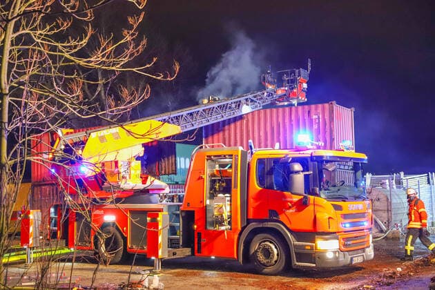 Aufwendiger Brand in Karlsruher Nordstadt: Wohnwagen und mehrere Überseecontainer gehen in Flammen auf Ein stundenlanger Einsatz der Feuerwehr war die Folge eines Brandes am Samstagabend in der Karlsruher Nordstadt. Ein Wohnwagen und mehrere Überseecontainer gingen in Flammen auf. Karlsruhe Karlsruhe Baden-Württemberg Deutschland *** Elaborate fire in Karlsruhe Nordstadt Caravan and several overseas containers go up in flames An hours-long fire brigade operation was the result of a fire on Saturday evening in Karlsruhe Nordstadt A caravan and several overseas containers went up in flames Karlsruhe Karlsruhe Baden Württemberg Germany Copyright: xEinsatz-Report24x xFabianxGeierx