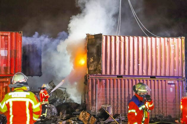 News Bilder des Tages Aufwendiger Brand in Karlsruher Nordstadt: Wohnwagen und mehrere Überseecontainer gehen in Flammen auf Ein stundenlanger Einsatz der Feuerwehr war die Folge eines Brandes am Samstagabend in der Karlsruher Nordstadt. Ein Wohnwagen und mehrere Überseecontainer gingen in Flammen auf. Karlsruhe Karlsruhe Baden-Württemberg Deutschland *** Elaborate fire in Karlsruhe Nordstadt Caravan and several overseas containers go up in flames An hours-long fire brigade operation was the result of a fire on Saturday evening in Karlsruhe Nordstadt A caravan and several overseas containers went up in flames Karlsruhe Karlsruhe Baden Württemberg Germany Copyright: xEinsatz-Report24x xFabianxGeierx