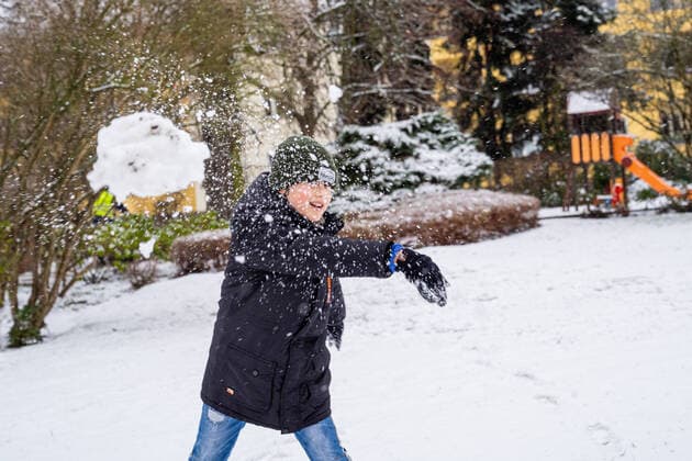 03.01.2021, Berlin, Deutschland, - Der erste Schnee des Jahres 2021 in Berlin. Im Bild: Kind wirft mit einem Schneeball *** 03 01 2021, Berlin, Germany, The first snow of the year 2021 in Berlin In the picture child throws with a snowball