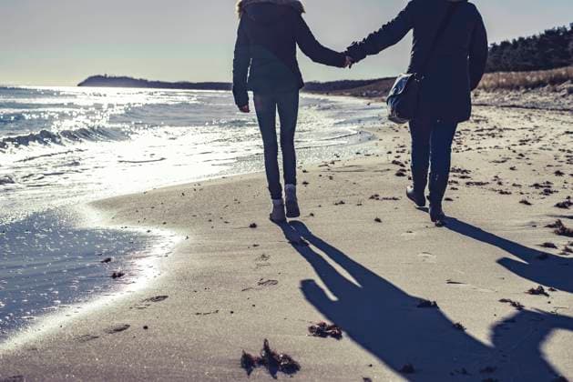 IMAGO Creative, Ostern, Bräuche, Osterspaziergang Mutter und Tochter spazieren am Strand *** Mother and daughter walking on the beach