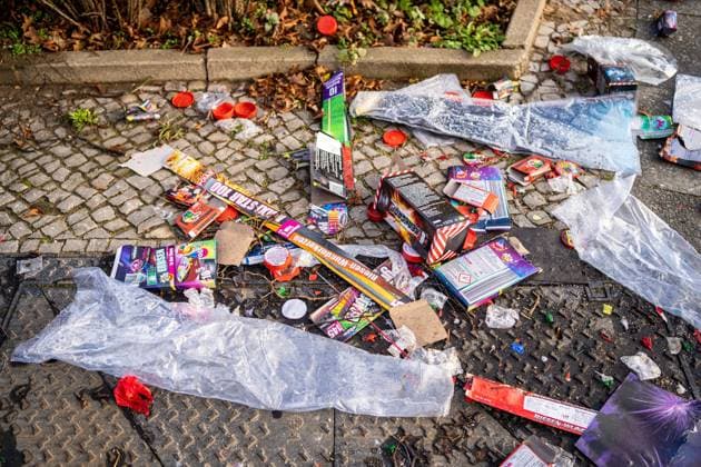 02.01.2021,Berlin,Deutschland,GER,Reste von Feuerwerkskörper gesehen im Bezirk Wilmersdorf. *** 02 01 2021,Berlin,Germany,GER,Remains of fireworks seen in Wilmersdorf district