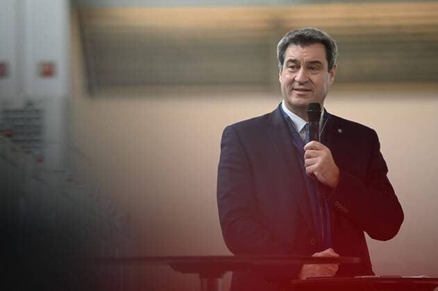 Pressestatement von Ministerpräsident Dr. Markus Söder, MdL. Ministerpräsident Dr. Markus Söder, MdL, und Münchens Oberbürgermeister Dieter Reiter, haben sich am 21. Dezember 2020 über das Corona-Impfzentrum der Stadt München informiert. Ministerpräsident Dr. Markus Söder: Die Impflogistik steht. Jetzt braucht es Geduld. Alles, was an Impfstoff verfügbar ist, wird so schnell wie möglich verimpft. Die Produktion muss weiter hochgefahren werden. Es wird aber lange dauern, bis alle in der Breite geimpft sind. ! ACHTUNG: Nur redaktionelle Nutzung-Editorial Use Only, mit vollständiger Creditnennung: imago images-Bayerische Staatskanzlei !