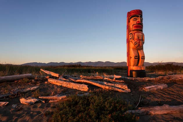 A totem pole marks a boundary point near the head of the Goose Spit indicating First Nation traditional territory, Comox, The Comox Valley, Vancouver Island, British Columbia, Canada acp1, Copyright: xBoomerxJerrittx  acp120410 BoomerxJerritt