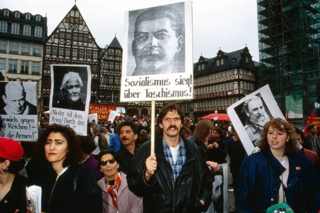 Maikundgebung Frankfurt 1992 Zuhörer schwenken Bilder von Anna Seghers und Josef Stalin bei der Maikundgebung zum 1. Mai in Frankfurt auf dem Römerberg, Deutschland 1992., Frankfurt Hessen Deutschland *** May Day rally Frankfurt 1992 Audience waving pictures of Anna Seghers and Josef Stalin at the May Day rally in Frankfurt on the Römerberg, Germany 1992 , Frankfurt Hesse Germany Copyright: FrankxHempel Nur redaktionelle Nutzung. Editorial usage only. UnitedArchives31570027_11 EDITORIAL USE ONLY