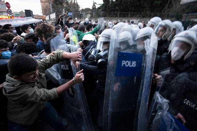 Bilder des Jahres 2021, News 01 Januar News Themen der Woche KW01 January 4, 2021, Istanbul, TUR: Turkish riot police clash with the Bogazici University students as the students protest a new appointed rector who known for its closeness to the Turkish government and the ruling party. Istanbul TUR - ZUMAz112 20210104_zip_z112_006 Copyright: xJasonxDeanx