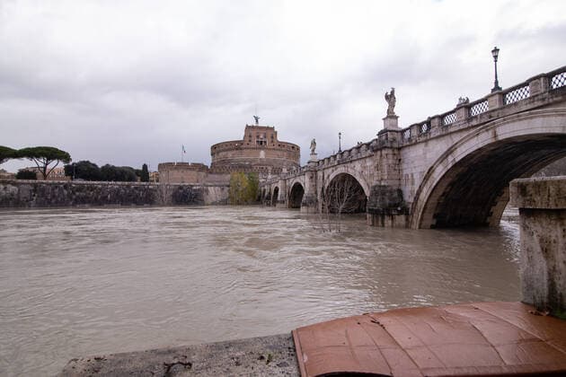 Bilder des Jahres 2021, News 01 Januar News Themen der Woche KW01 News Bilder des Tages Italy: Flood of Tiber in Rome View of flood of Tiber from Sant Angelo bridge Roma Italy Copyright: MatteoxNardone