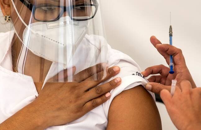 Health personnel receive the Pfizer-BioNTechal vaccine against COVID-19, in Saltillo, in the northern State of Coahuila, Mexico, 04 January 2021. The Mexican government ranks first in Latin America and thirteenth in the world in vaccinating covid-19 with almost 40,000 doses applied so far, President Andrés Manuel López Obrador said on Monday. Mexico is the leader in Latin America in covid vaccination, says Lopez Obrador !ACHTUNG: NUR REDAKTIONELLE NUTZUNG!  Copyright: xMiguelxSierrax MEX2908 20210105-637454040492176314