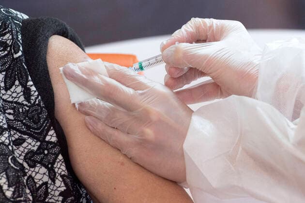 Impfung der Bewohner und des Pflegepersonals gegen das COVID-19 Virus mit dem Impfstoff von Biontech und Pfizer in der Altenresidenz Dominus VI. Alcala de Henares, 04.01.2021 COVID-19 Impfung