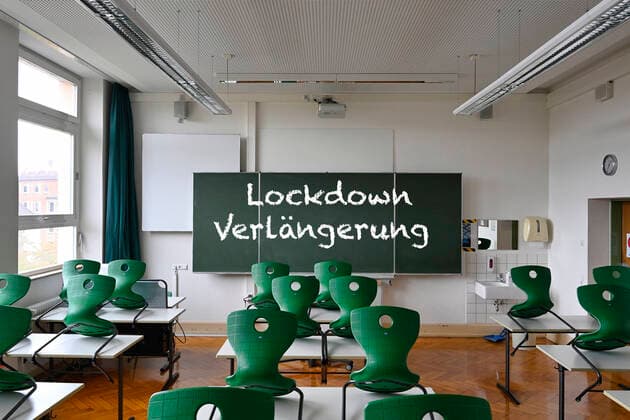 Tafel mit Aufschrift LOCKDOWN VERLÄNGERUNG, ab 05.01.2021 in Deutschland, Klassenzimmer, Corona-Krise, Deutschland Tafel Harter Lockdown Corona