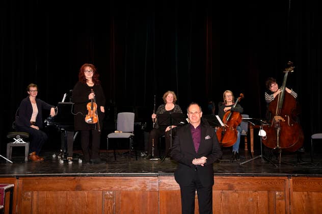 Theaterleiter Matthias Riedel-Rüppel beim Neujahrskonzert mit dem Damensalonorchester Lizzy und die weißen Lilien mit dem Programm Küss die Hand im Kleinen Theater digital. Haar, 04.01.2021