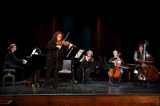 Neujahrskonzert mit dem Damensalonorchester Lizzy und die weißen Lilien mit dem Programm Küss die Hand im Kleinen Theater digital. Haar, 04.01.2021