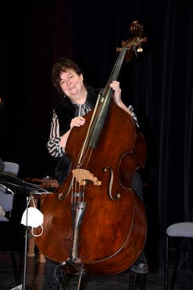 Lizzy Aumeier beim Neujahrskonzert mit dem Damensalonorchester Lizzy und die weißen Lilien mit dem Programm Küss die Hand im Kleinen Theater digital. Haar, 04.01.2021