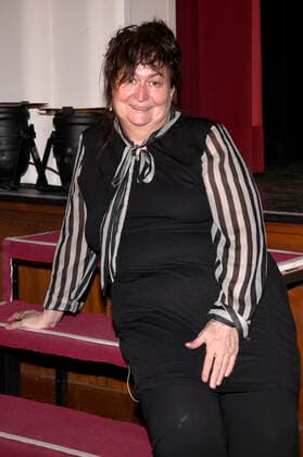 Lizzy Aumeier beim Neujahrskonzert mit dem Damensalonorchester Lizzy und die weißen Lilien mit dem Programm Küss die Hand im Kleinen Theater digital. Haar, 04.01.2021