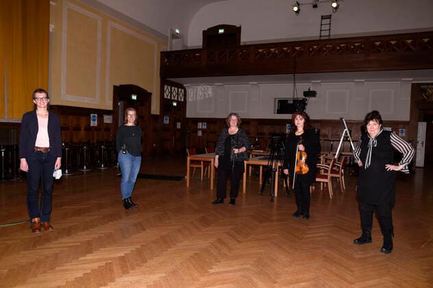 Neujahrskonzert mit dem Damensalonorchester Lizzy und die weißen Lilien mit dem Programm Küss die Hand im Kleinen Theater digital. Haar, 04.01.2021