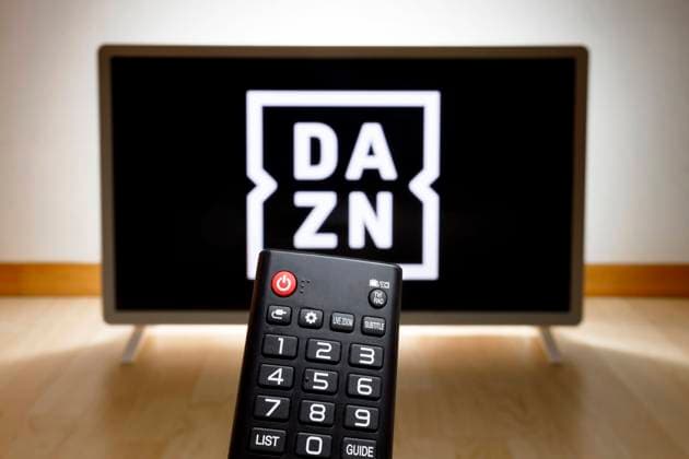 DAZN-Logo auf einem Fernseher. DAZN ist ein kostenpflichtiger Streamingdienst, der seit 2016 betrieben wird und Sportübertragungen, besonders Fußball, über Internet anbietet. (Themenbild, Symbolbild) *** DAZN logo on a TV DAZN is a paid streaming service that has been operating since 2016 and offers sports broadcasts, especially football, via the internet Topic image, symbol image Foto:xC.xHardtx xFuturexImage