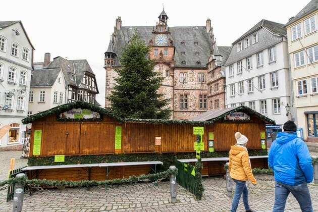 BioNTech produziert Impfstoff in Marburg 29.12.2020 Marburg x1x Das kleine Marburg wird Weltstadt. BioNTech produziert ab Februar in seinem Werk in Marburg (Hessen) den Inpfstoff gegen das Corona-Virus. Im Bild: Stadtansichten, geschlossener Glühwein-Stand vor dem Rathaus in der Oberstadt. Marburg Marburg Hessen Germany