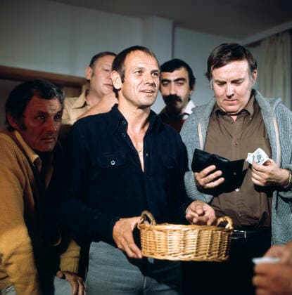 Die Wahl, 1976 Joseph Saxinger, Sepp Wäsche, Klaus Löwitsch, Aras Ören und Helmut Oeser in Die Wahl, Regie: Rainer Boldt, 1976. Joseph Saxinger, Sepp Wäsche, Klaus Löwitsch, Aras Ören and Helmut Oeser in Die Wahl, Director: Rainer Boldt, 1976., Deutschland Copyright: Impress UnitedArchives00026504 EDITORIAL USE ONLY