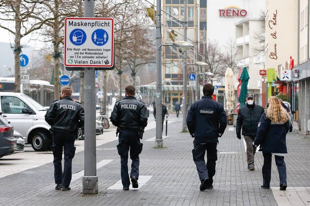 05.01.2021, xtgx, Symbolfotos Lockdown und Maskenpflicht in Wolfsburg, Polizei und Ordnungsamt kontrollieren die Einhaltung der Maskenpflicht in der Innenstadt Wolfsburg