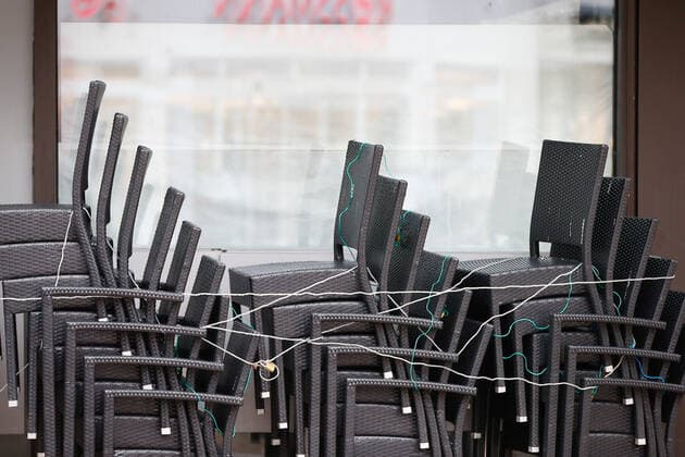 05.01.2021, xtgx, Symbolfotos Lockdown und Maskenpflicht in Wolfsburg, Stuehle eines Cafes stehen zusammengekettet und ungenutzt in der Fussgaengerzone, durch den Lockdown duerfen keine Speisen mehr zum Verzehr vor Ort angeboten werden Wolfsburg