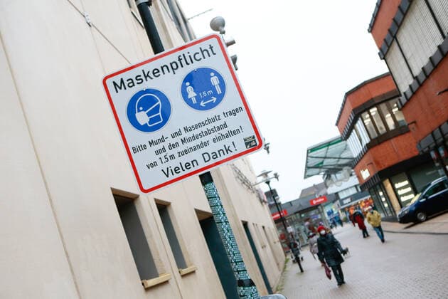 05.01.2021, xtgx, Symbolfotos Lockdown und Maskenpflicht in Wolfsburg, ein Schild weist auf die bestehende Maskenpflicht in der Fussgaengerzone Porschestrasse hin Wolfsburg