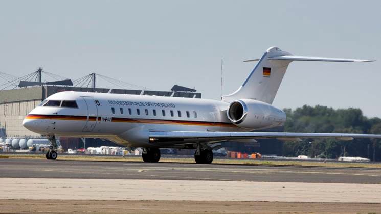 Global 5000 Flugzeug der Luftwaffe Ein Bombardier Global 5000 der Luftwaffe am militärischen Teil des Berliner Flughafen Tegel. Berlin Deutschland *** Global 5000 airplane of the air force A Bombardier Global 5000 of the air force at the military part of the Berlin airport Tegel Berlin Germany