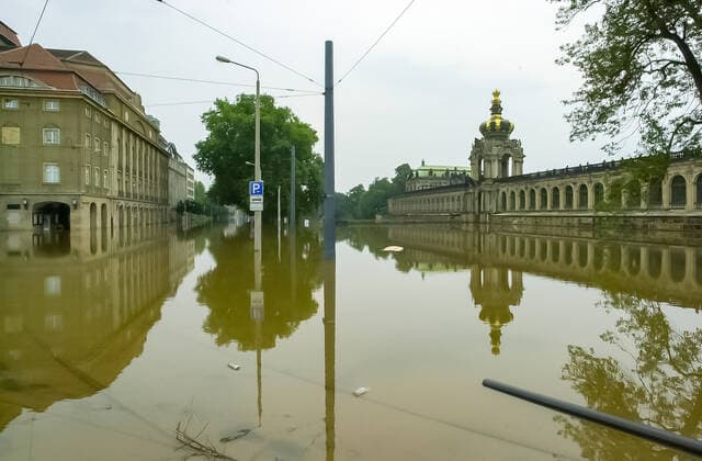 17.08.2002, Deutschland, Sachsen, Dresden, Flut, Hochwasser, Elbe, Jahrhunderthochwasser, Überschwemmung, auf dem Foto Blick vom Postplatz in die Ostra-Allee, rechts der Zwinger, links das Schauspielhaus *** 17 08 2002, Germany, Saxony, Dresden, flood, high water, Elbe, flood of the century, flooding, on the photo view from the Postplatz into the Ostra Allee, on the right the Zwinger, on the left the playhouse
