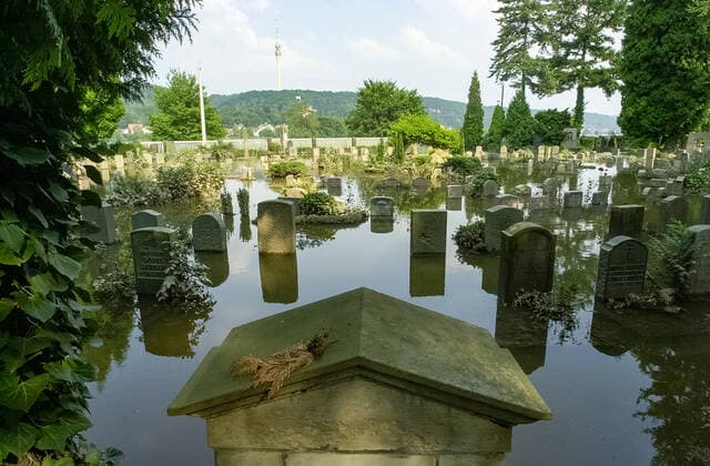18.08.2002, Deutschland, Sachsen, Dresden, Flut, Hochwasser, Elbe, Jahrhunderthochwasser, Überschwemmung, auf dem Foto die unter Wasser stehenden Gräber auf dem Johannisfriedhof in Tolkewitz *** 18 08 2002, Germany, Saxony, Dresden, flood, high water, Elbe, flood of the century, flooding, on the photo the under water standing graves on the Johannisfriedhof in Tolkewitz